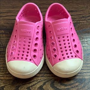 Pink native water shoes. VGUC. Size 6